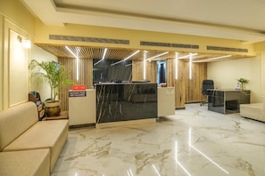 Lobby - Hotel Parnil Palace (Guwahati)