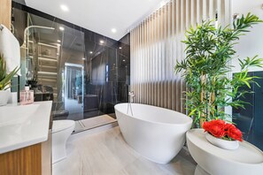 Hair dryer, towels, soap, shampoo - Hallendale Beach Waterfront Modern Home, BBQ&Pool (Hallandale Beach)