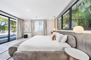 5 bedrooms, iron/ironing board, free WiFi, bed sheets - Hallendale Beach Waterfront Modern Home, BBQ&Pool (Hallandale Beach)