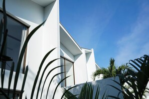 Ein modernes Gebäude mit großen Fenstern und einer weißen Fassade.