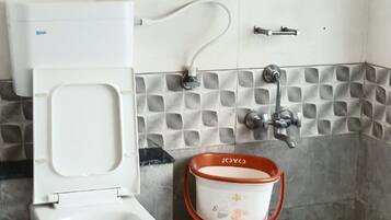 Executive Quadruple Room | Bathroom