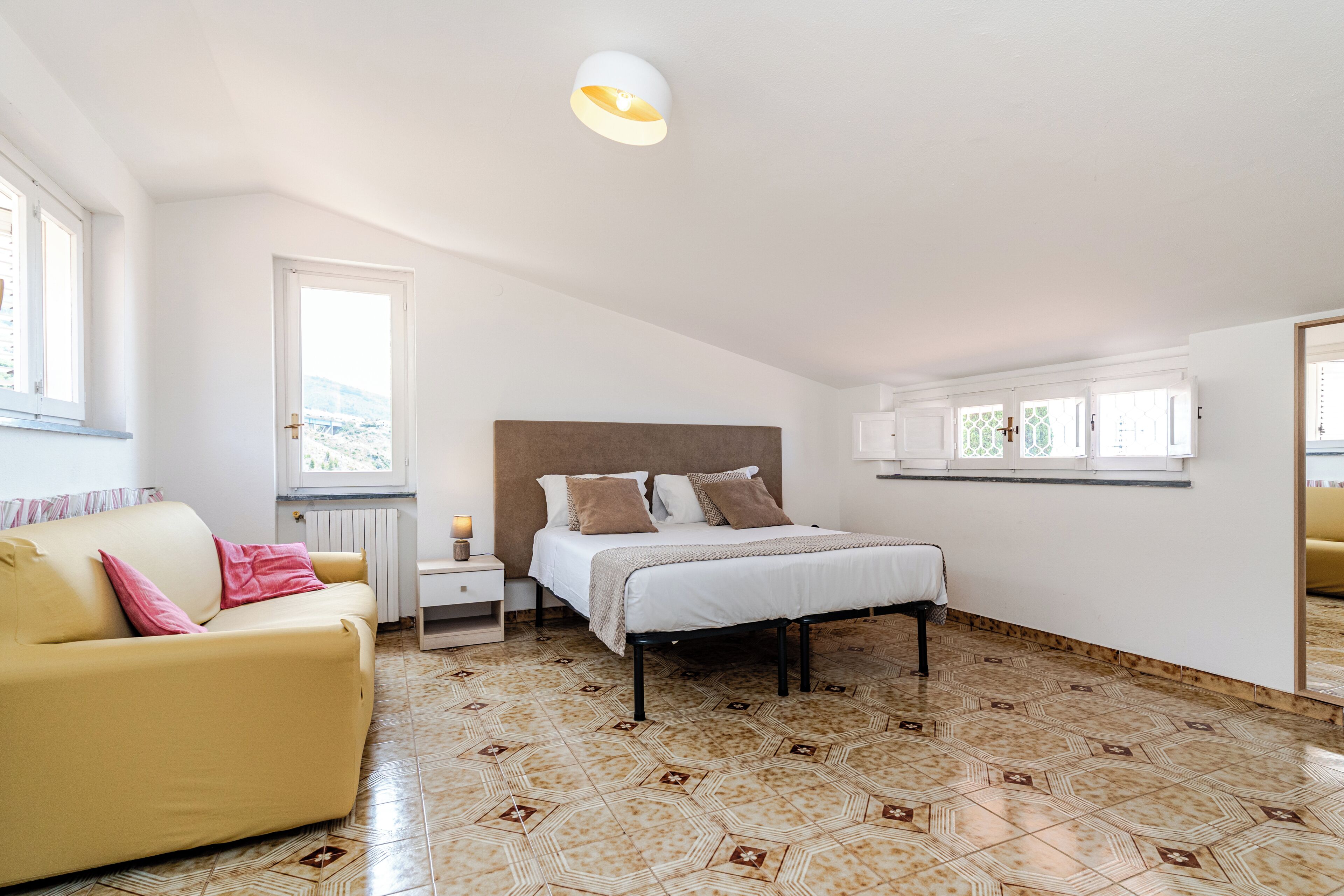 6 habitaciones, tabla de planchar con plancha, wifi y ropa de cama 