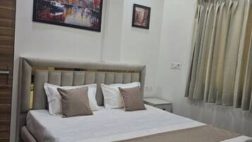 Suite | Free WiFi, bed sheets