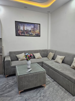 Suite | Área de sala de estar | Televisión LED de 32 pulgadas con canales por cable