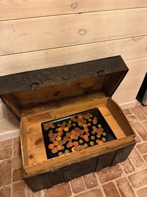 An open wooden chest filled with coins. - Cozy 1-bedroom studio in fantastic Bay St. Louis with AC (Bay St. Louis)
