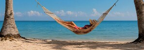 Chaises longues, serviettes de plage