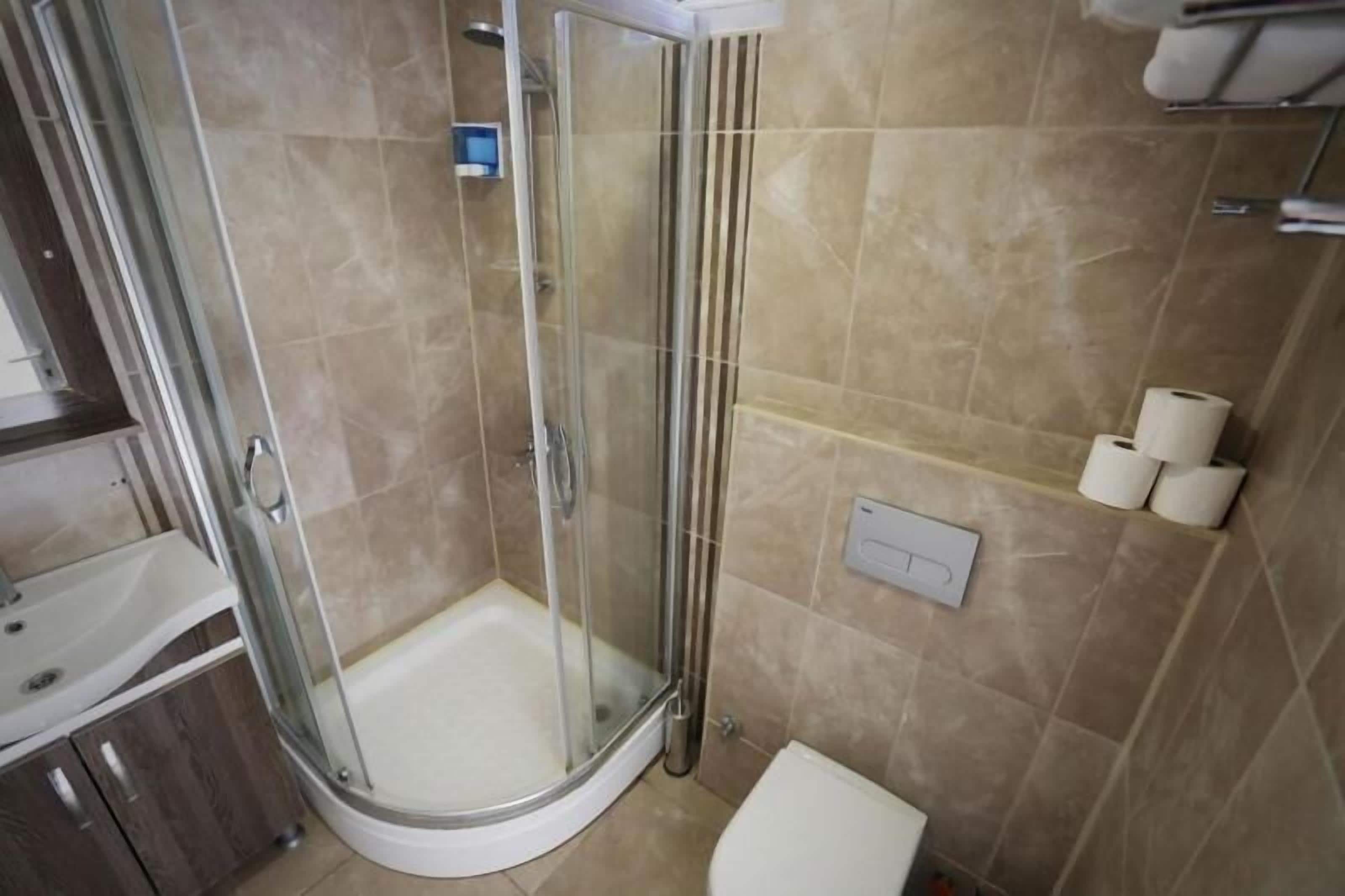 Chuveiro, secador de cabelo, sabonete, shampoo
