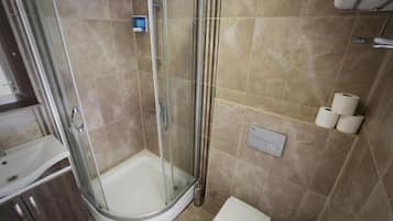 Chuveiro, secador de cabelo, sabonete, shampoo