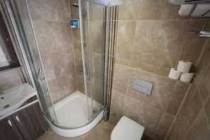 Ducha, secador de pelo, jabón, shampoo