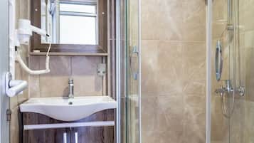 Douche, sèche-cheveux, savon, shampoing