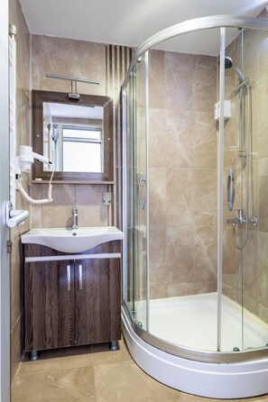 Shower, hair dryer, soap, shampoo - KIYIKOY RESORT OTEL (Kıyıköy)