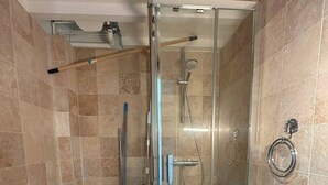 Ein modernes Badezimmer mit Duschkabine, Toilette und Waschbecken.