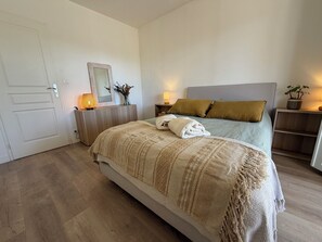 Free WiFi, bed sheets - Air-conditioned one-bedroom apartment with a terrace and garden near the beaches (Carqueirane)