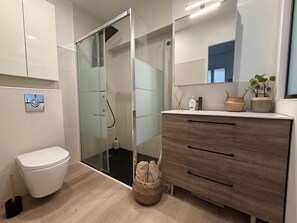 Shower, hair dryer, towels, soap - Vrbo Property (Carqueirane)