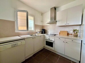 Fridge, oven, stovetop, dishwasher - Vrbo Property (Carqueirane)