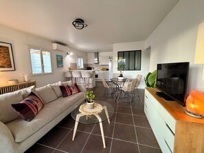 TV - Vrbo Property (Carqueirane)