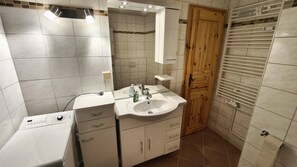Bathroom - Vrbo Property (Goslar)