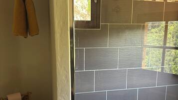 Douche, serviettes fournies, savon, papier toilette