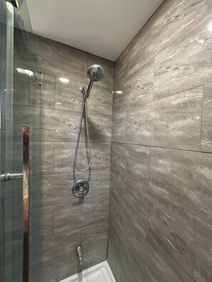 Bathroom - Cozy 3BR Cottage Near Lake Simcoe (Georgina)