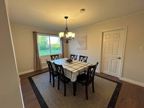 Dining - Cozy 3BR Cottage Near Lake Simcoe (Georgina)
