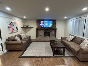 Living area - Cozy 3BR Cottage Near Lake Simcoe (Georgina)