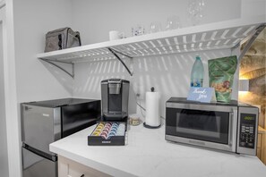 Coffee/tea maker, fridge, microwave, dishwasher - Stylish Designer Resort Studio Vistas (Kihei)
