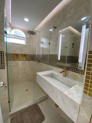 A modern bathroom with a glass-enclosed shower, a large mirror, and a dual sink vanity. - 1 bedroom private jacuzzi and direct beach access (Provincia de Cartagena)