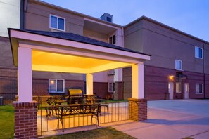 BBQ/picnic Area - Blue Way Inn & Suites Extended Stay Bloomington Airport - Minneapolis (Richfield)