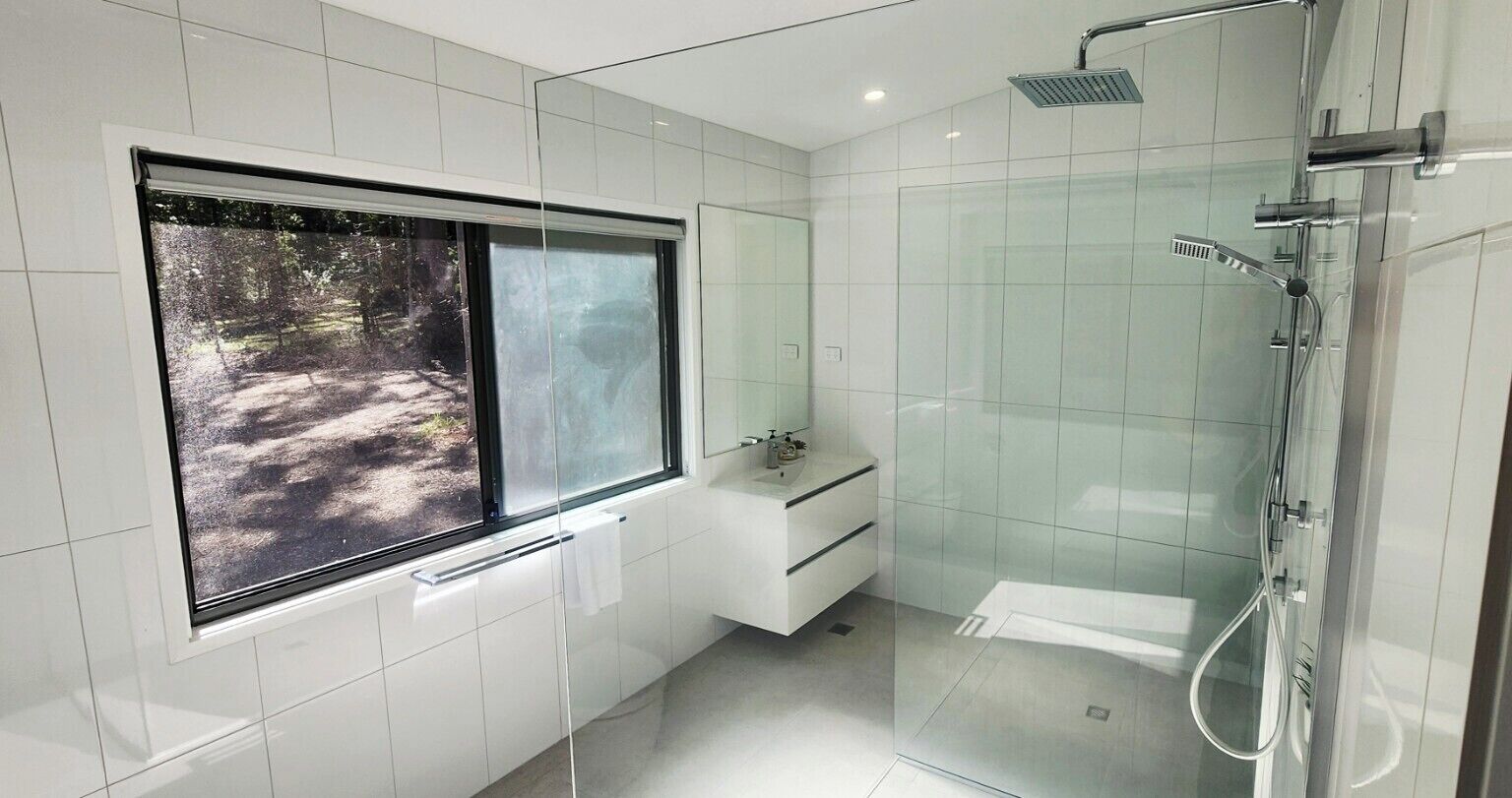 Een douche, een haardroger, handdoeken, zeep