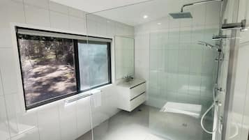 Een douche, een haardroger, handdoeken, zeep