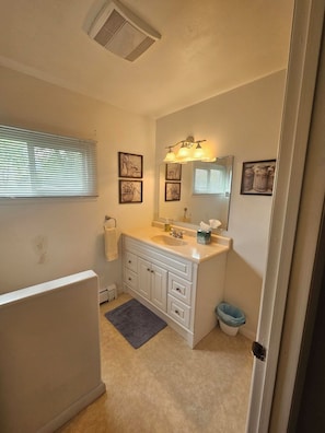 Bathroom - Iconic Yellowstone National Park Getaway for Serene and Peaceful Nature Trips (Gardiner)