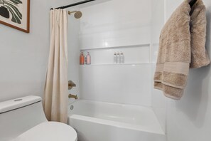 Sèche-cheveux, serviettes fournies, savon, papier toilette