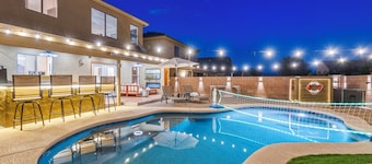 Desert Sonoran Retreat, 4-bedroom house with AC, "Heated pool", EV charger