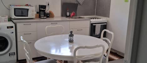 Coffee/tea maker, fridge, microwave, oven