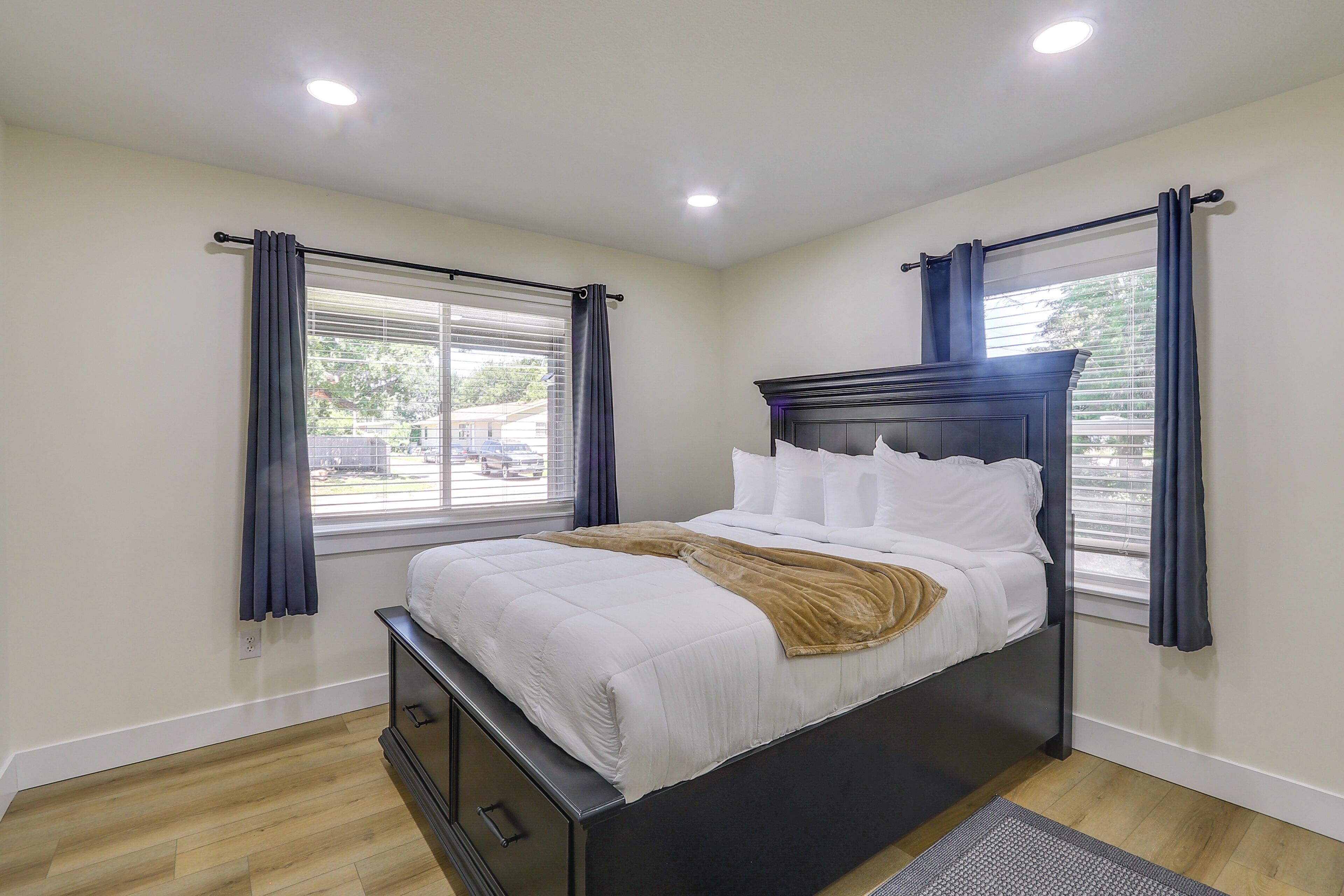 Tabla de planchar con plancha, acceso a internet y ropa de cama 