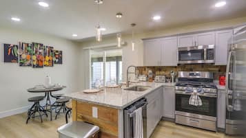 Fridge, microwave, stovetop, dishwasher