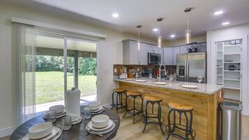Fridge, microwave, stovetop, dishwasher