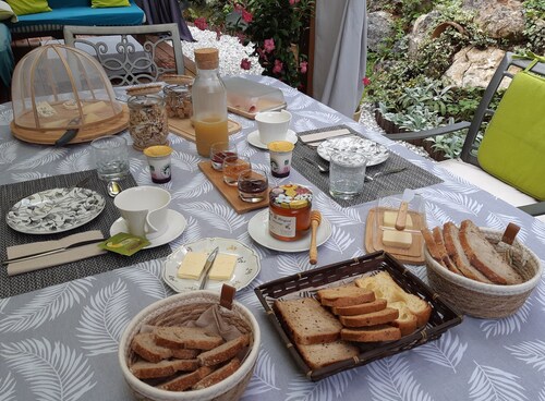 Le Val du Loup Bed and Breakfast: Continental breakfast available upon request