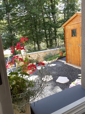 Property grounds - Le Val du Loup Bed and Breakfast: Continental breakfast available upon request (Sanilhac)