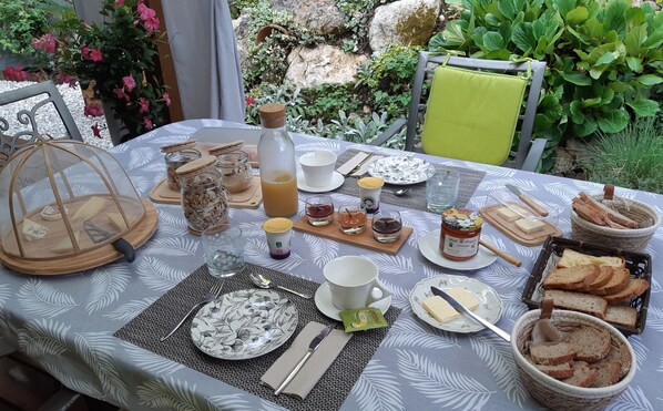 Outdoor dining - Le Val du Loup Bed and Breakfast: Continental breakfast available upon request (Sanilhac)