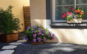 Exterior detail - Le Val du Loup Bed and Breakfast: Continental breakfast available upon request (Sanilhac)