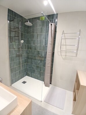 Shower, hair dryer, towels, toilet paper - Vrbo Property (Argelès-sur-Mer)