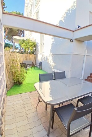 Outdoor dining - Vrbo Property (Argelès-sur-Mer)