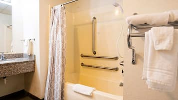 Douche, séchoir à cheveux, serviettes fournies