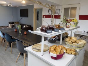 Ein reichhaltiges Frühstücksbuffet mit verschiedenen Speisen und Beilagen.