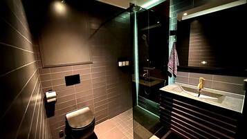 Apartment, 2 Bedrooms, Accessible, Balcony | Bathroom