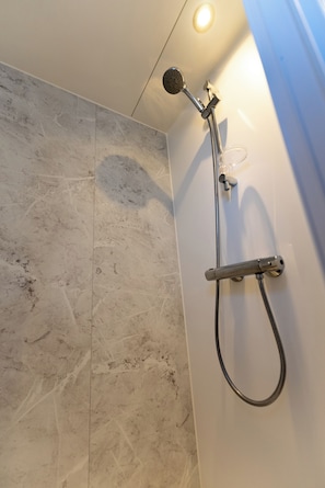 Bathroom - Stay on a luxury houseboat at Lake Veerse in Wolphaartsdijk. Enjoy a rooftop terrace, private mooring, water sports and Zeeland's nature. (Wolphaartsdijk)