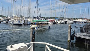 A marina with multiple boats docked at various piers. - Stay on a luxury houseboat at Lake Veerse in Wolphaartsdijk. Enjoy a rooftop terrace, private mooring, water sports and Zeeland's nature. (Wolphaartsdijk)