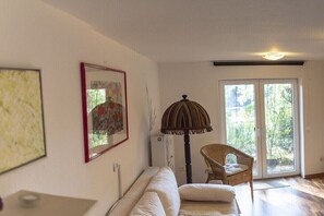 Smart-TV, Kamin, Bücher, Stereoanlage
