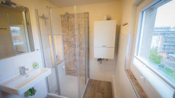Dusche, Haartrockner, Handtücher, Seife